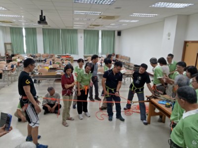 圖解3教練講授模擬野外垂降的技能