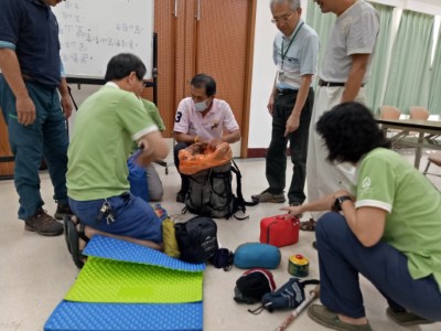圖解4林政志工練習整理登山背包填裝的方式