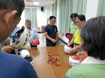 圖解6認識登山安全帽及扣環