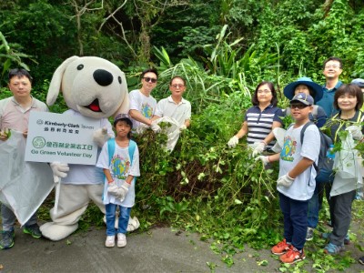 左3金百利克拉克台灣區總裁潘賜敏,左4林務局副局長楊宏志,左5新竹林管處處長林澔貞