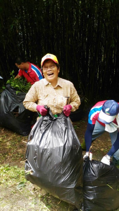 小花蔓澤蘭收穫滿袋樂開懷