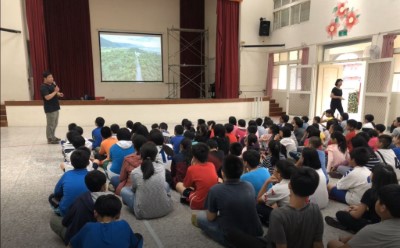 講師將保安林的樣貌以空拍照的視角介紹給學童認識