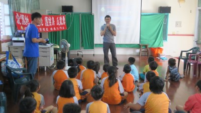 恆春國小鵝鑾分校-王約僱護管員于賓向全校師生自我介紹