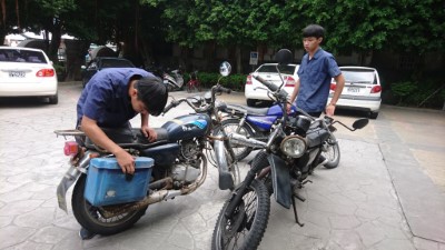 林務局退役巡山車轉贈職校運用-同學查看車輛結構