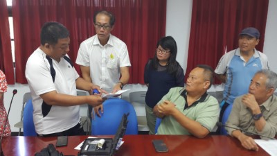 1071025關山酒駕宣導-主講者於會後解說問題