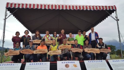 林務局局長林華慶與花蓮林區管理處處長楊瑞芬於「樂齡森活˙保育起飛」表揚社區林業計畫之績優特色社區及用心營造園區可食地景的前3名社區。
