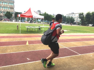 負重跑走1200公尺