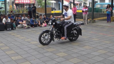 騎乘機車