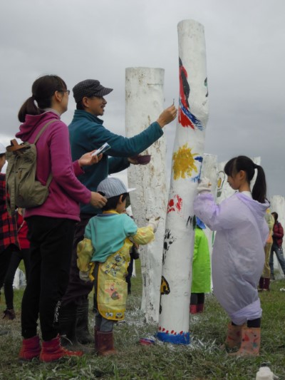 第六屆生命寶樹彩繪更新活動「平地森林有腳印」，大朋友小朋友攜手彩繪創作。