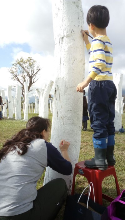第六屆生命寶樹彩繪更新活動「平地森林有腳印」，大朋友小朋友攜手彩繪創作。