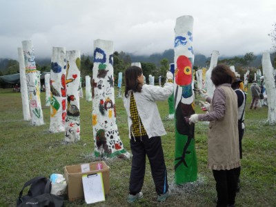 第六屆生命寶樹彩繪更新活動「平地森林有腳印」，民眾呼朋引伴、協力創作。