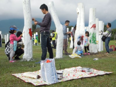 第六屆生命寶樹彩繪更新活動「平地森林有腳印」，民眾攜家帶眷、踴躍參與。
