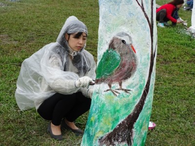 第六屆生命寶樹彩繪更新活動「平地森林有腳印」，民眾聚精會神地創作，圖樣生動鮮明。