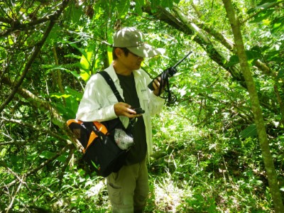 森林護管員操作GPS用無線電回報