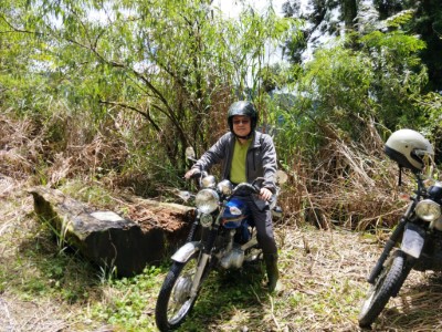 森林護管員騎乘機車巡視工作