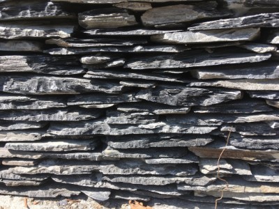 部落居民以傳統砌石工法修復邊坡矮牆