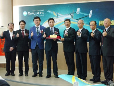 行政院農委會林務局林華慶局長接受致贈定翼型無人機飛機模型