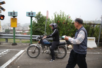 第一階段術科測驗，考生得先通過騎乘150C.C.循環檔機車的測驗。(攝影賴佑翔)