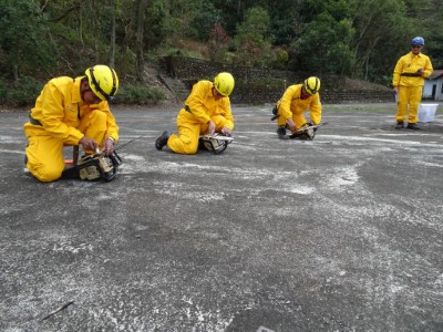 6.進行鏈鋸拆解