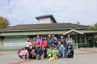 導覽解說員帶領遊客參訪日式車站北門驛