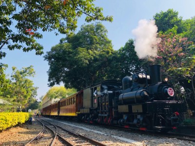 蒸汽火車及檜木車廂現身嘉義市區