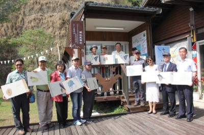 貴賓在十八羅漢山自然保護區解說站前與特色明信片合照