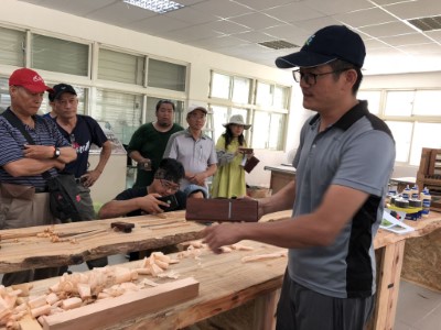 黃福康老師帶領學員體驗木工