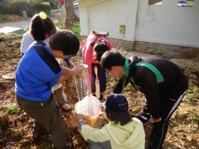 圖1、學員於園區進行《森林水世界》單元中土壤潑濺的小實驗。