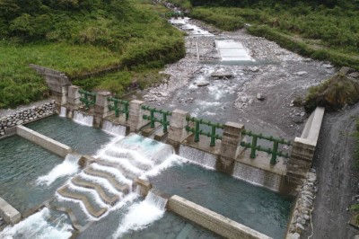 嘉農溪9號梳子壩周邊加強工程重力式護岸與天然巨石結合完工照片