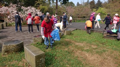 阿里山當地居民一起參與淨山活動