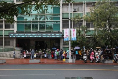 一早即有大批民眾排隊等著領取苗木(攝影賴佑翔)