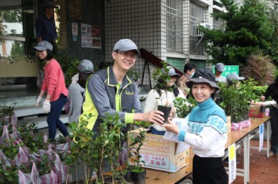 新竹林管處副處長陳啓榮贈苗予民眾(攝影賴佑翔)