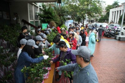 民眾排隊依序領苗(攝影賴佑翔)