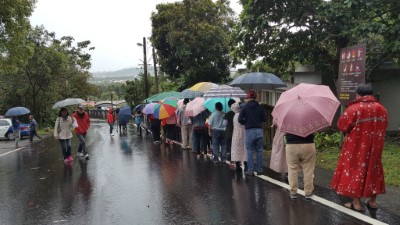 即使細雨綿綿仍澆不熄民眾的熱情