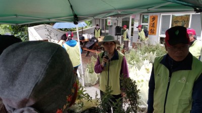 花蓮林管處秘書黃碧雲感謝鄉親一同響應首場贈苗
