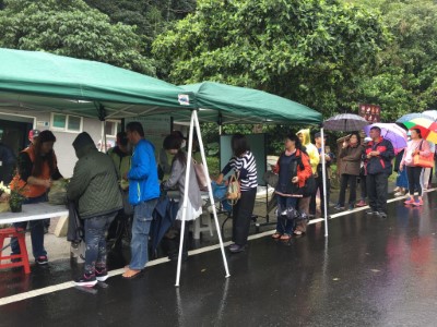 首場贈苗活動吸引民眾早早來排隊領取