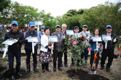 新竹林管處林處長澔貞與新竹縣楊縣長文科共同植樹(攝影賴佑翔)