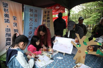 進行紙雕手作活動(攝影賴佑翔)