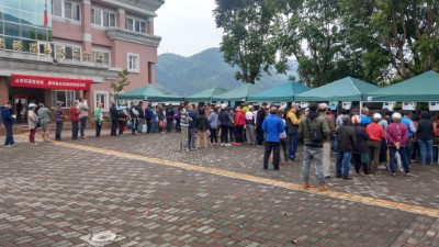 台東林區管理處知本工作站於12日上午舉辦植樹節贈苗活動，吸引大批人潮排隊領取。