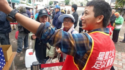 知本工作站人員向民眾宣導正確的植樹與護樹觀念。