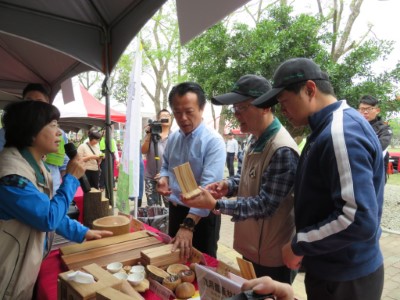 張岱處長為縣長解說國產材的好