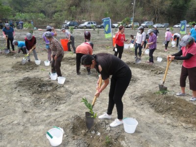 社區民眾植樹照片1