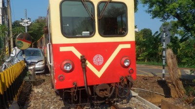 小轎車疑似誤闖平交道