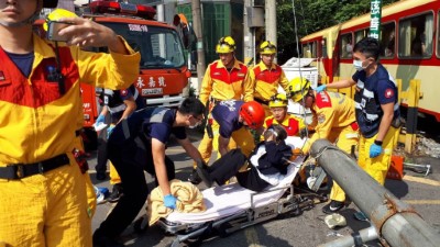 轎車乘客送醫