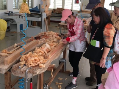 民眾親自動手刨木屑，才發現看得簡單做得困難
