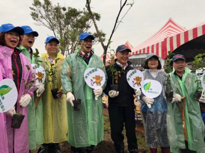 立法院陳超明委員、苗栗縣政府徐耀昌縣長及新竹林區管理處林澔貞處長共同植樹。(攝影新竹林管處彭馨儀)