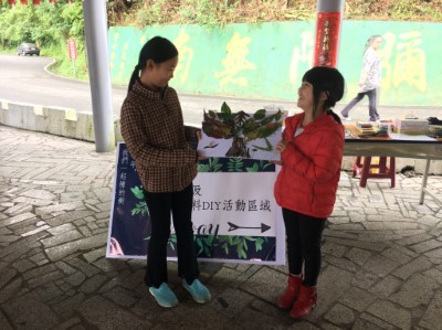 兩姊妹分享五彩繽紛的大樹
