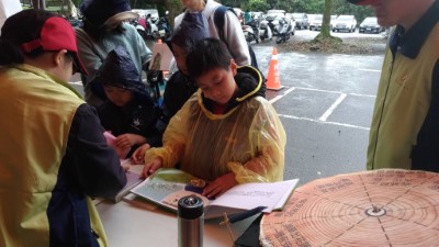 保安林小學堂及外來種蔓澤蘭防治繪本也引起小朋友的興趣