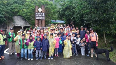 即便一早陰雨綿綿，百位民眾仍準時出現在佐倉步道準備參與健行