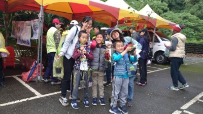 完成登高健行挑戰的民眾開心兌換樹苗